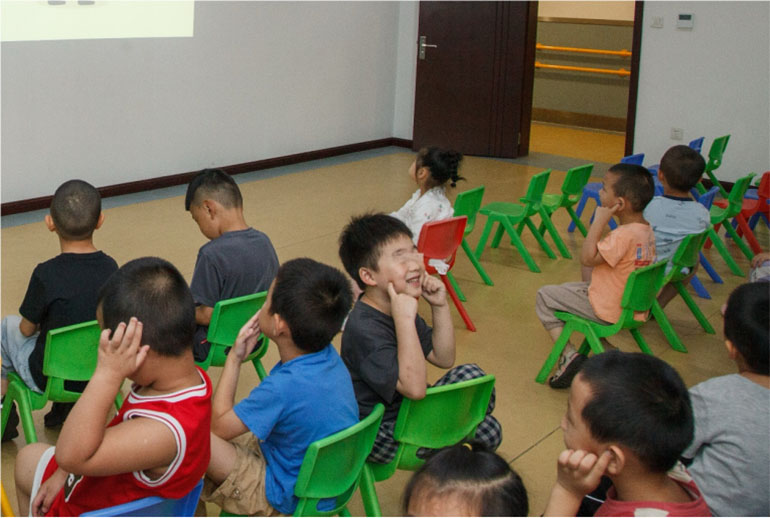 �t(y��)���W(xu��)�ӡ������l(xi��ng)��|�������� �ڽ��Ěg�����t(y��)��־Ը�ߞ����⃺ͯ�M(j��n)�н����������v