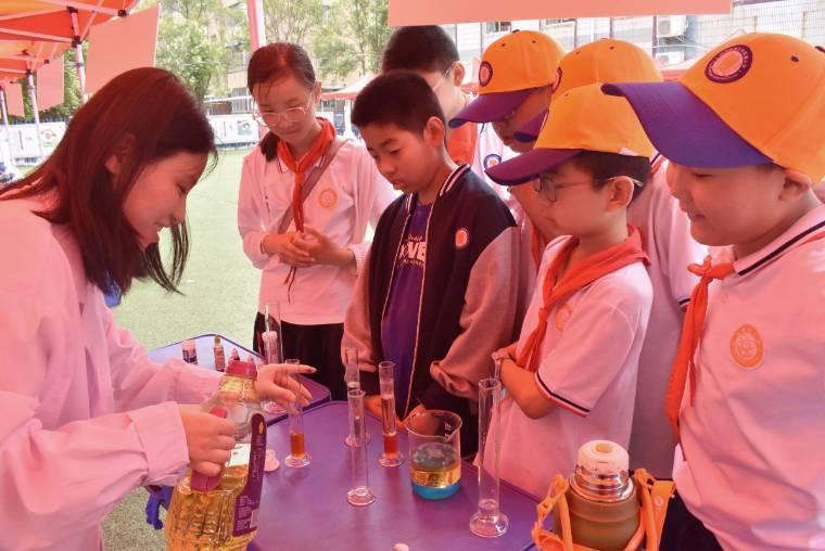 ���W(xu��)�����W(xu��)Ժ����ʡ��i���ա�����Ƅ�(chu��ng)־Ը����(w��)�F(tu��n)�_չ���������W(xu��)���Ƽ��ƏV��ϵ�л��(d��ng)