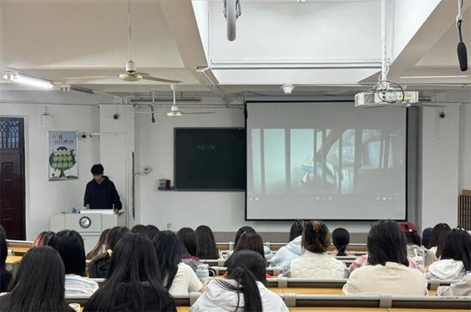 �ĳǴ�W(xu��)��ý���g(sh��)�W(xu��)Ժ�_չ����΢С��̎ �Q�����â����ĩ�^Ӱ���